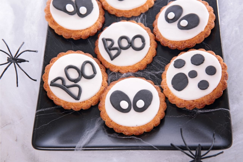 biscotti decorazioni tema halloween scritta boo ragni 