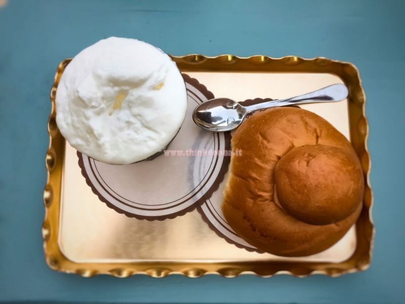 colazione siciliana bicchiere di granita con panna brioscia con tuppo brioche 