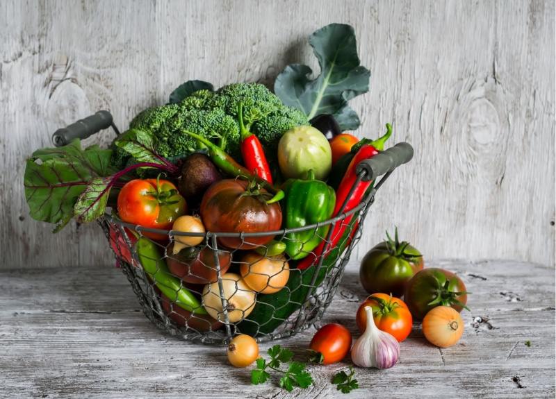 verdure fresche cesto ferro broccoli pomodori aglio cipolla