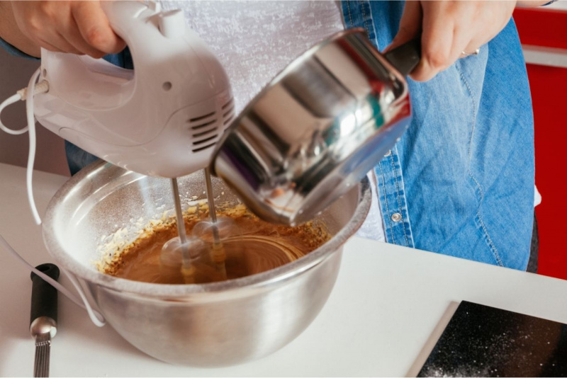 crema al cioccolato versata nell'impasto della torta frullatore