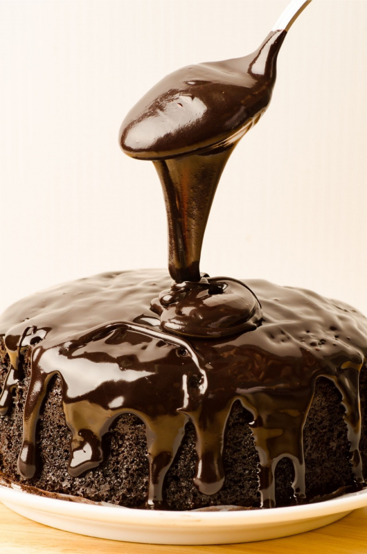 copertura glassata di cioccolato fondente su torta
