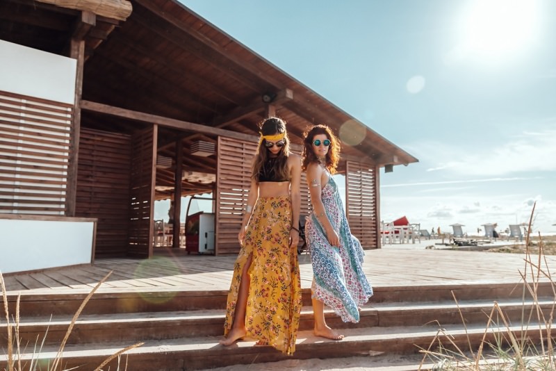 ragazze donne abiti boho chic estate lido mare sole occhiali 