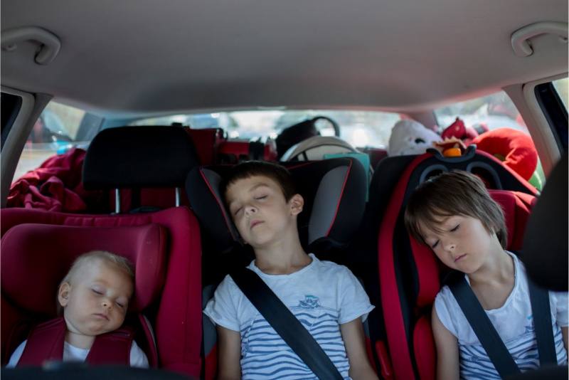 fratellini dormono seduti seggiolini cinture sicurezza viaggio auto