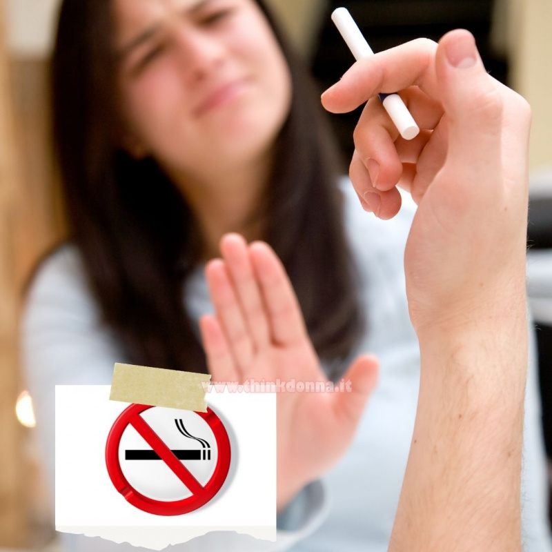 donna chiede all'uomo di non fumare sigaretta no smoking vietato 