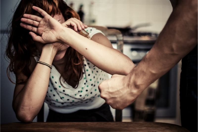 uomo cattivo picchia donna indifesa violenza domestica sulle donne basta