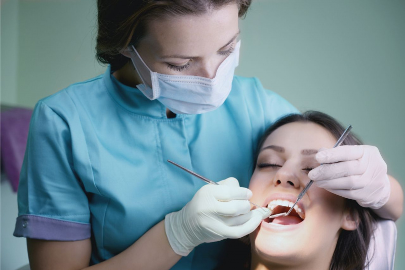 prevenzione igiene orale donna visita dentista femmina