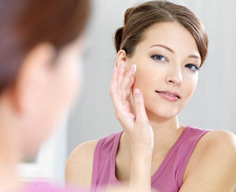 viso donna matura mette crema