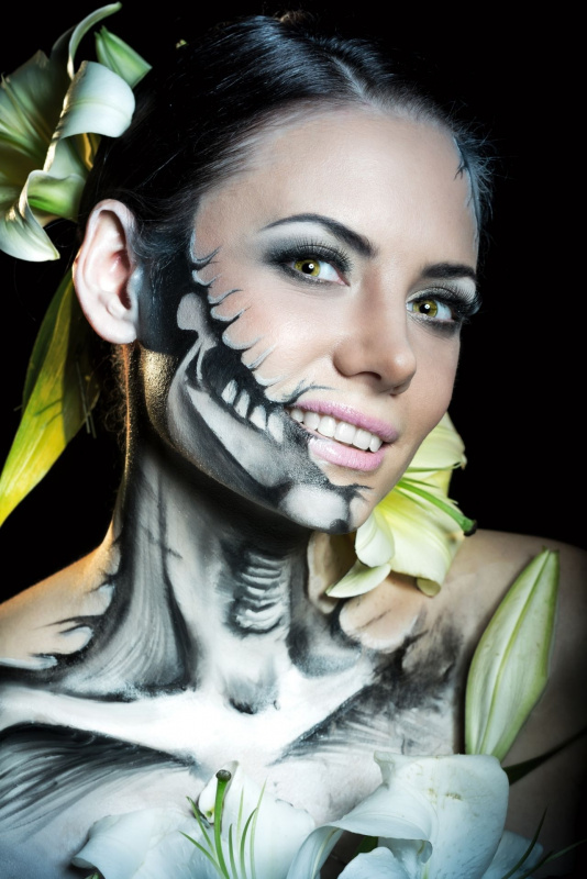 halloween make-up trucco fiori viso bella donna 
