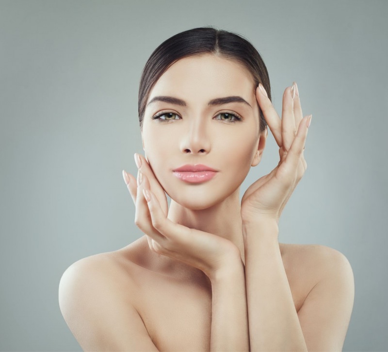 viso donna ovale occhi verdi