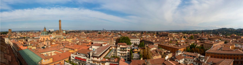veduta dalla terrazza della basilica di San Petronio sui tetti rossi di Bologna la rossa