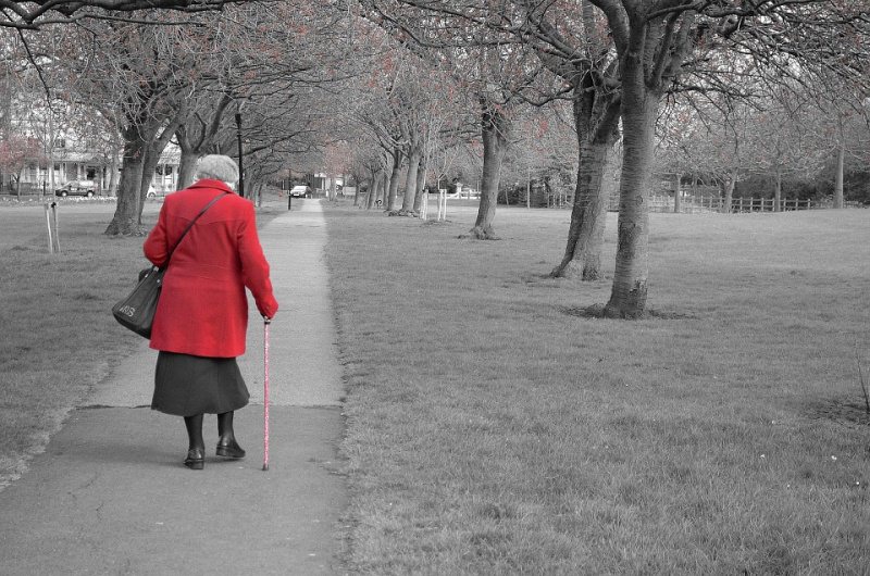 passeggiata parco persona anziana