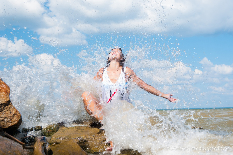 donna scogli onda mare schizzi acqua estate