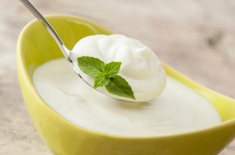 yogurt bianco foglie menta ciotola ceramica gialla cucchiaio