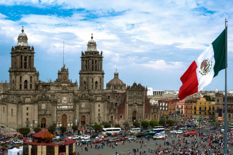 Citta del Messico piazza della Costituzione Zocalo turisti