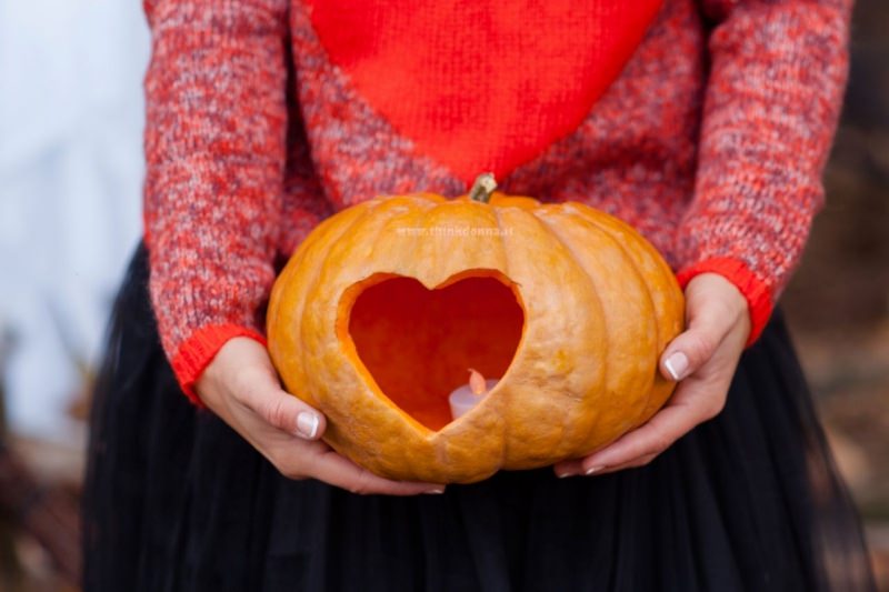 decorare intaglia la zucca cuore candela tea light