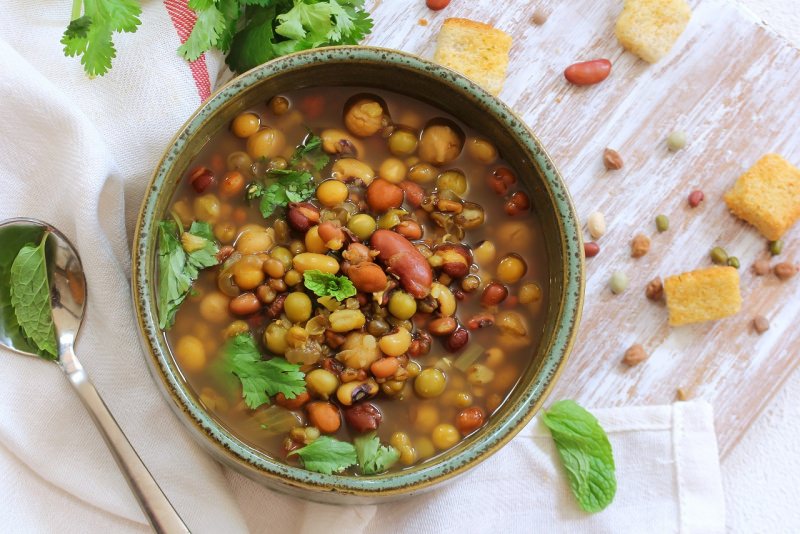 zuppa di legumi misti fagioli ceci piselli farro tegame coccio sedano crostini di pane piatto pronto